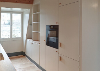 Küchen in Dachschräge, Oberflächen vom Maler vor Ort gestrichen Küchenfront "oldstyle" vom Maler perfekt gestrichen Kochergut, perlmausgrau Ander Granit