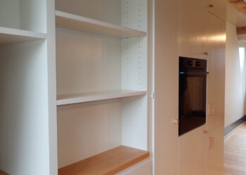 Küchenbau in 300-jährigem Berner Mehrfamilienhaus Freude am Detail Kochergut, perlmausgrau Ander Granit