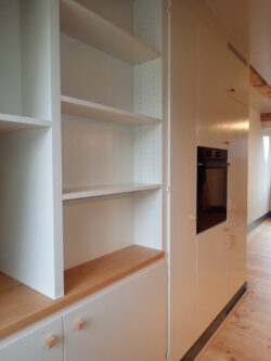 Küchenbau in 300-jährigem Berner Mehrfamilienhaus Freude am Detail Kochergut, perlmausgrau Ander Granit