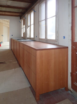 Küchenzeile auch Buchenholz geölt. Abdeckung Granit auf Stein gelegt Enes aussergewöhnliche Küche entsteht Kochergut, perlmausgrau Ander Granit